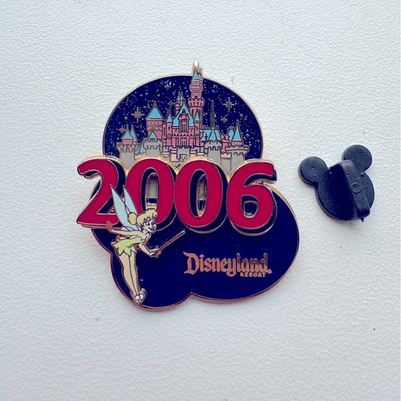Disney Other - Tinkerbell in front of castle 2006 Disneyland resort pin
